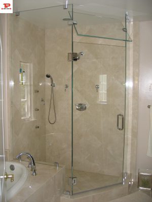 Phòng tắm kính cường lực dạng cửa mở quay