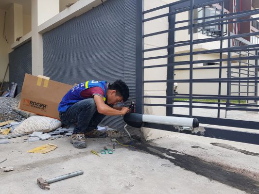 Thi công lắp đặt cổng tự động Roger cánh tay đòn Thi công lắp đặt cổng tự động Roger cánh tay đòn