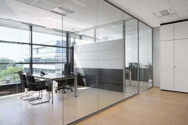 Kính cường lực cho văn phòng thường xuyên gặp sụ cố bị xệ vì tần suất sử dụng rất cao Kính cường lực cho văn phòng thường xuyên gặp sụ cố bị xệ vì tần suất sử dụng rất cao