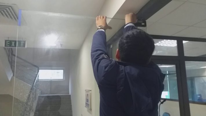 Khi đóng mở thường tạo ra tiếng ồn rít tai khó chịu là biểu hiện của kính cường lực bị xệ Khi đóng mở thường tạo ra tiếng ồn rít tai khó chịu là biểu hiện của kính cường lực bị xệ