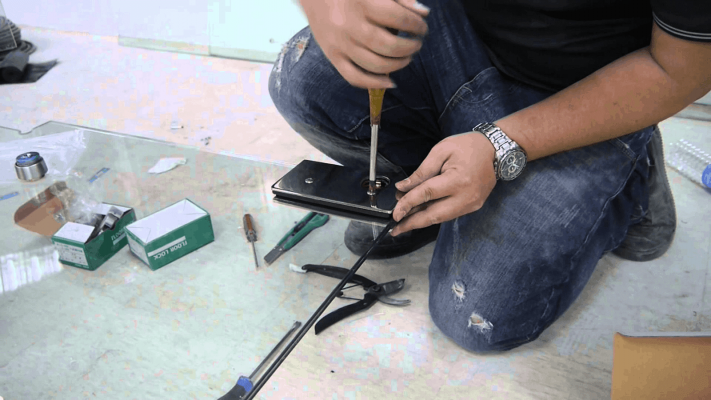 Chỉnh bản lề cường lực để có thể nâng cánh cửa lên Chỉnh bản lề cường lực để có thể nâng cánh cửa lên