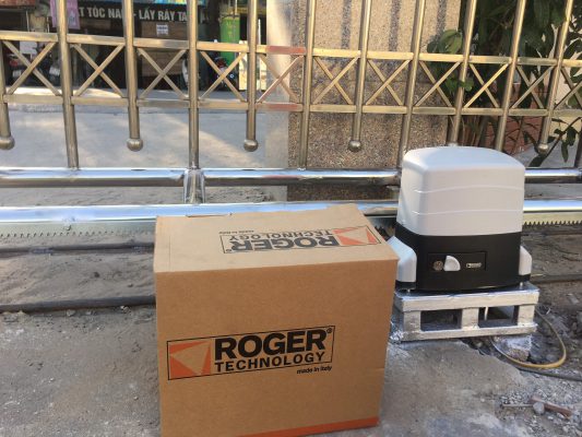 Motor Roger trượt lắp tại cổng công ty Motor Roger trượt lắp tại cổng công ty