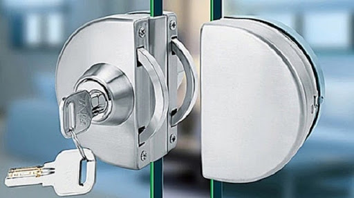Sửa chữa cửa kính cường lực có ổ khóa bị kẹt không mở được Sửa chữa cửa kính cường lực có ổ khóa bị kẹt không mở được
