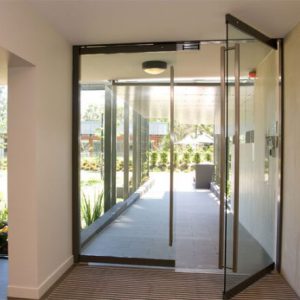 Công ty TNHH Nam Cường đơn vị thi công và lắp đặt mẫu cửa kính xoay uy tín