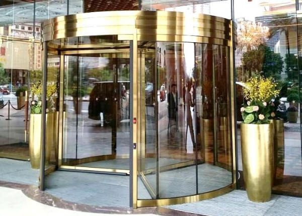 Cửa kính trục giữa có cấu tạo khá đơn giản Cửa kính trục giữa có cấu tạo khá đơn giản