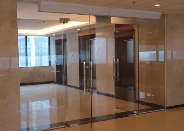 Cửa được làm từ kính có độ dày khả năng cách âm cách nhiệt hiệu quả Cửa được làm từ kính có độ dày khả năng cách âm cách nhiệt hiệu quả