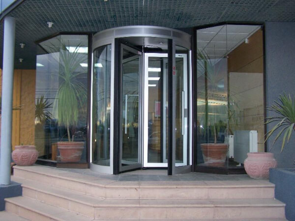 Cửa xoay tự động giúp tiết kiệm thời gian và công sức Cửa xoay tự động giúp tiết kiệm thời gian và công sức