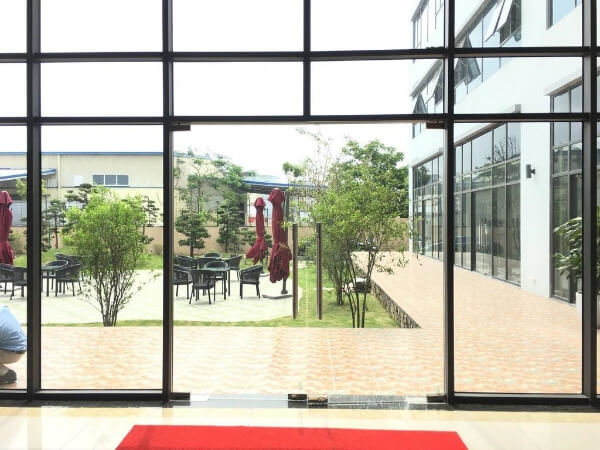 Mẫu cửa xoay trục hiện đại, không gian gần gũi, thân thiện với môi trường Mẫu cửa xoay trục hiện đại, không gian gần gũi, thân thiện với môi trường
