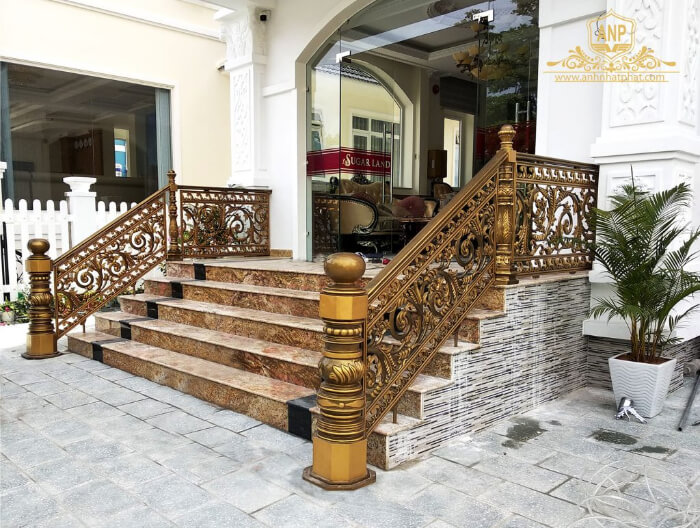 Cầu thang, lan can nhôm đúc đang được làm từ nguyên liệu nhôm đúc Cầu thang, lan can nhôm đúc đang được làm từ nguyên liệu nhôm đúc