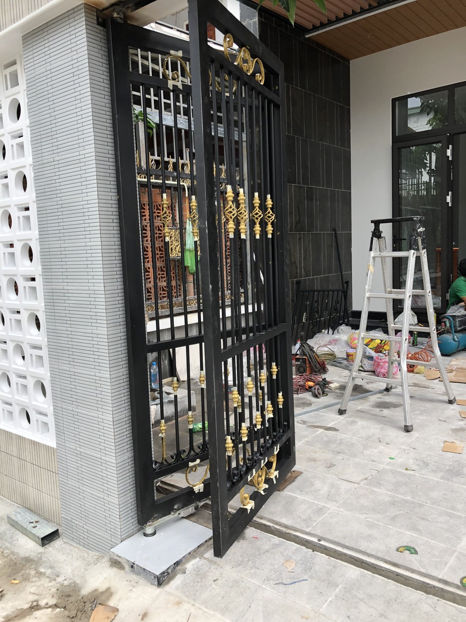 Đảm bảo tính an toàn cho cả bộ cửa cổng Đem lại sự tiện lợi cho việc sử dụng