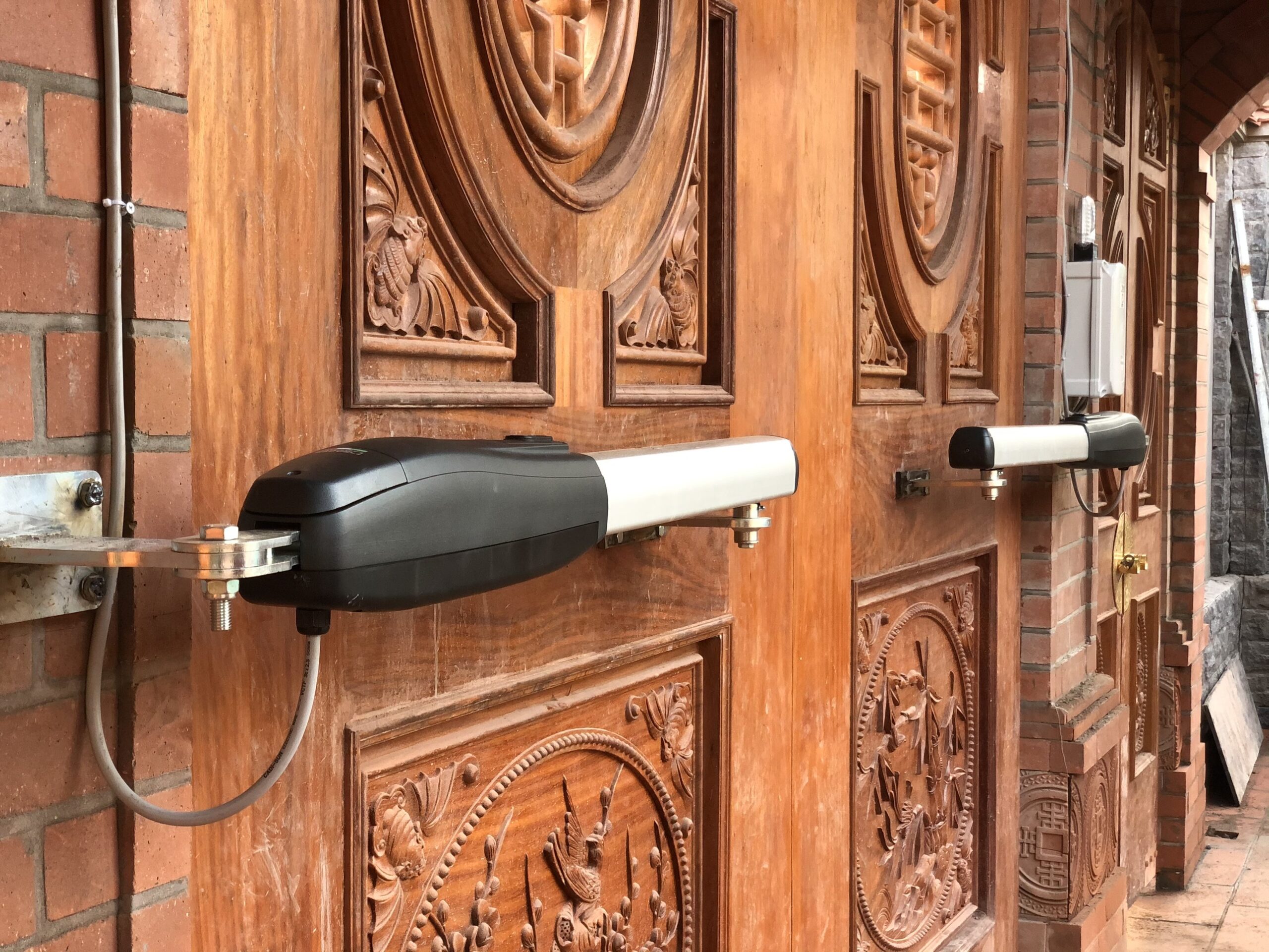 Thiết kế sang trọng, phù hợp nhiều kiểu kiến trúc khác nhau ưu điểm motor cổng tay đòn tự động
