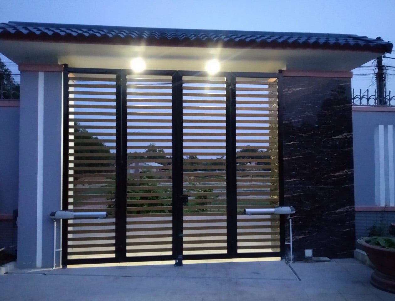 Tăng giá trị thẩm mỹ và hiện đại cho ngôi nhà motor-cong-canh-tay-don-4-canh