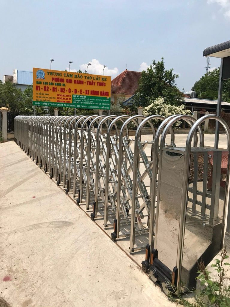 Cổng xếp điện có ray dẫn hướng vận hành chính xác