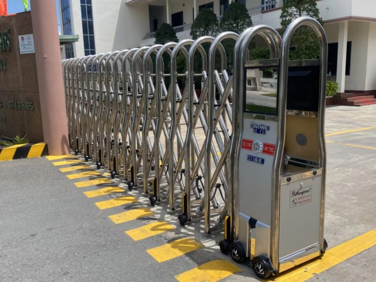 Giải pháp cổng xếp điện không ray cho nền không đồng đều