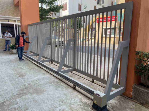 Motor cổng lùa Life 220V lắp đặt hoàn thiện cho cổng inox ngoài trời