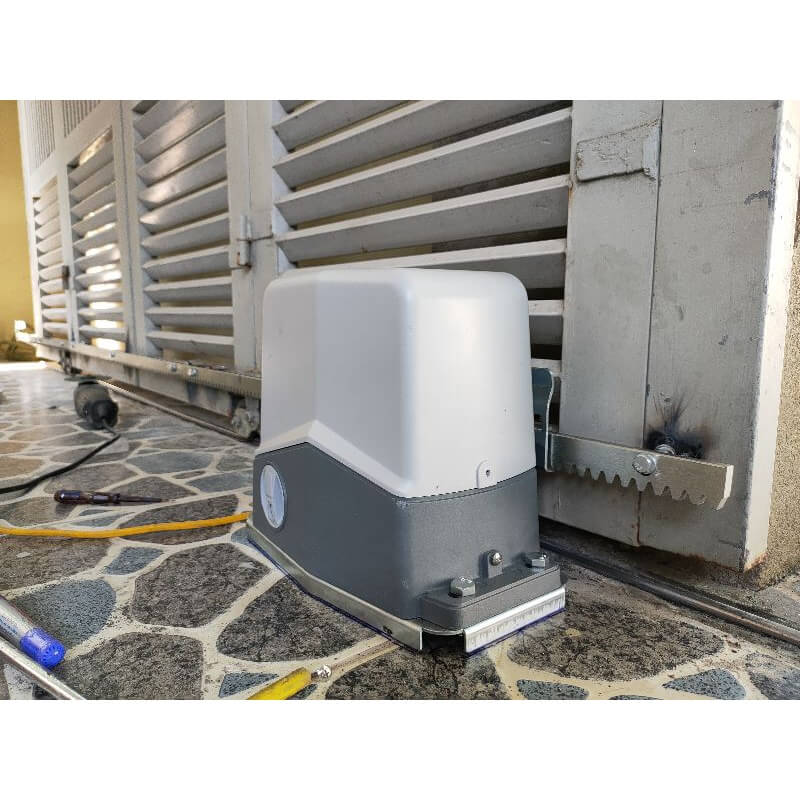 Motor cổng lùa 220V lắp đặt cho cổng nhà xưởng tải trọng lớn.